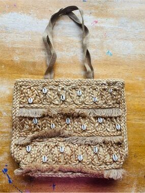 Salt + Umber Isla Jute Seashell Woven Straw Beach Tote- Natural
